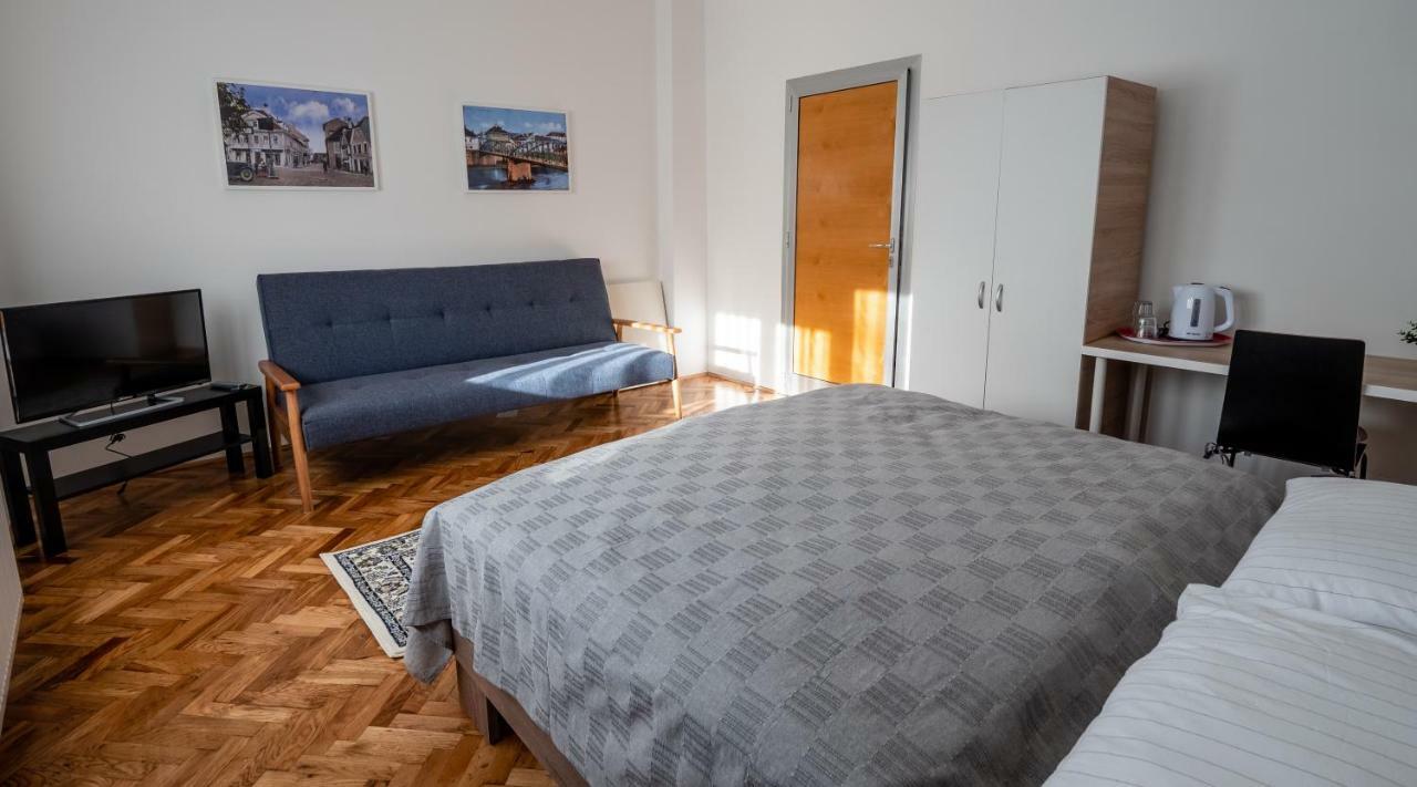 Eva Rooms & Studio Apartment Karlovac Eksteriør bilde